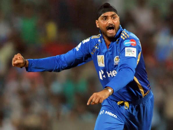 IPL 2012: Priyanka Chopra makes Harbhajan Singh dance in opening ceremony IPL 2012: Priyanka Chopra makes Harbhajan Singh dance in opening ceremony