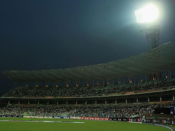 RCB's must-win match attracts 10000 frenzied fans RCB's must-win match attracts 10000 frenzied fans