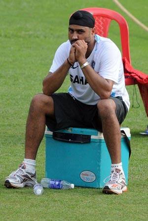 Harbhajan Singh looted on road, loses passport and driving license Harbhajan Singh looted on road, loses passport and driving license