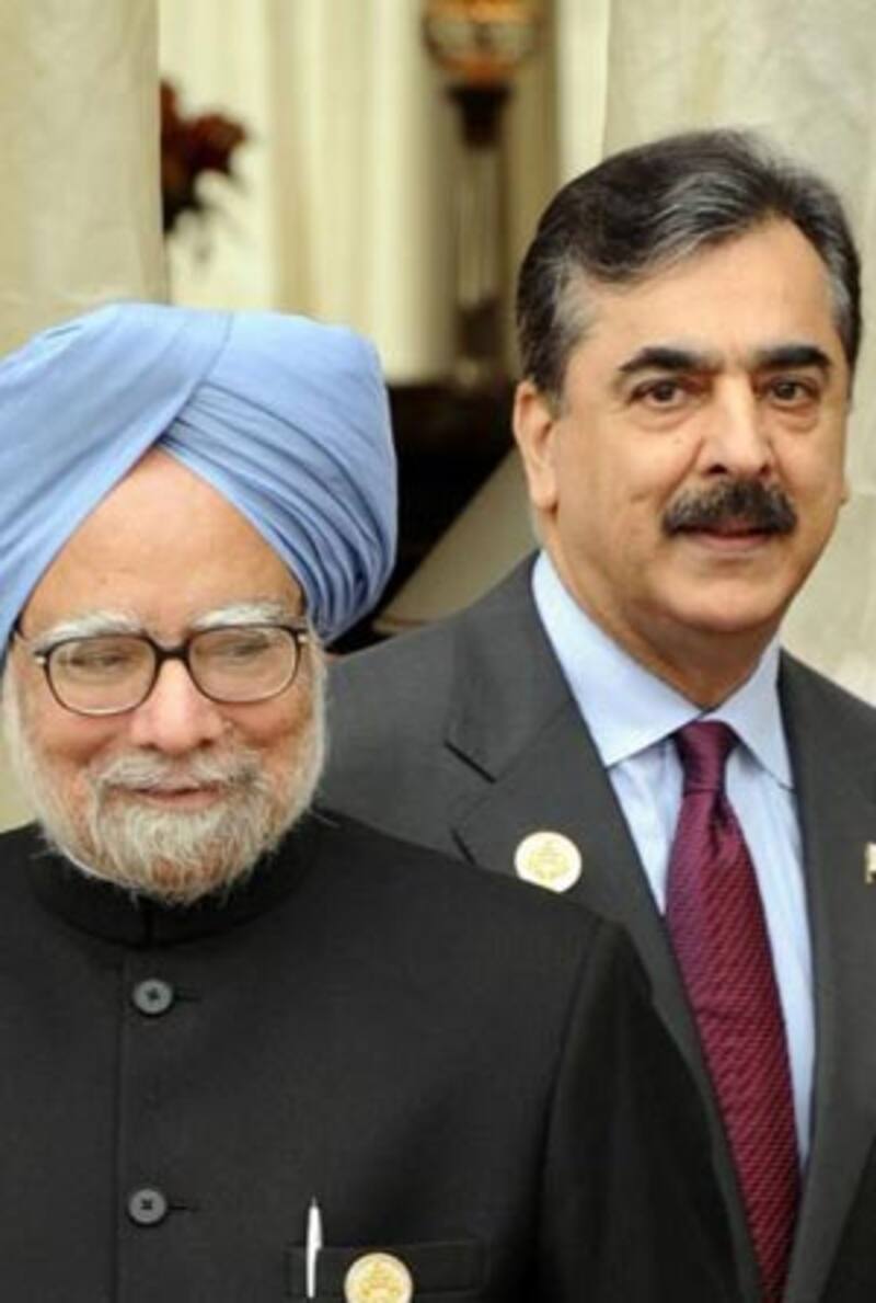 Pakistan PM Gilani accepts India's invitation to watch the big clash