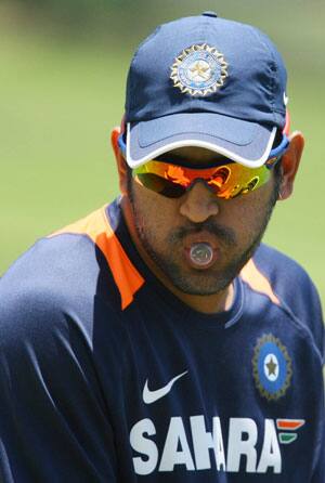 Dhoni gets warm reception at home Dhoni gets warm reception at home