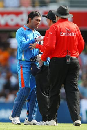 Third umpire Bruce Oxenford creates confusion during India-Australia CB Series ODI Third umpire Bruce Oxenford creates confusion during India-Australia CB Series ODI
