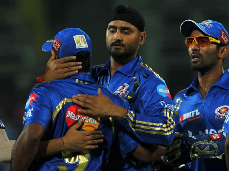 IPL 2012: Harbhajan Singh warned, Munaf Patel fined for altercation with umpire