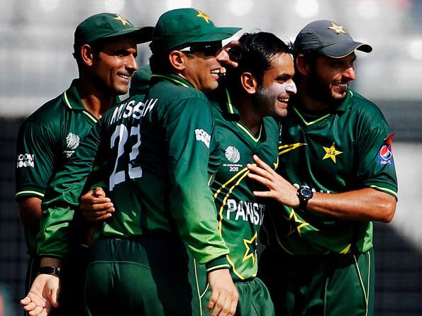 Pakistan players sign central contracts
