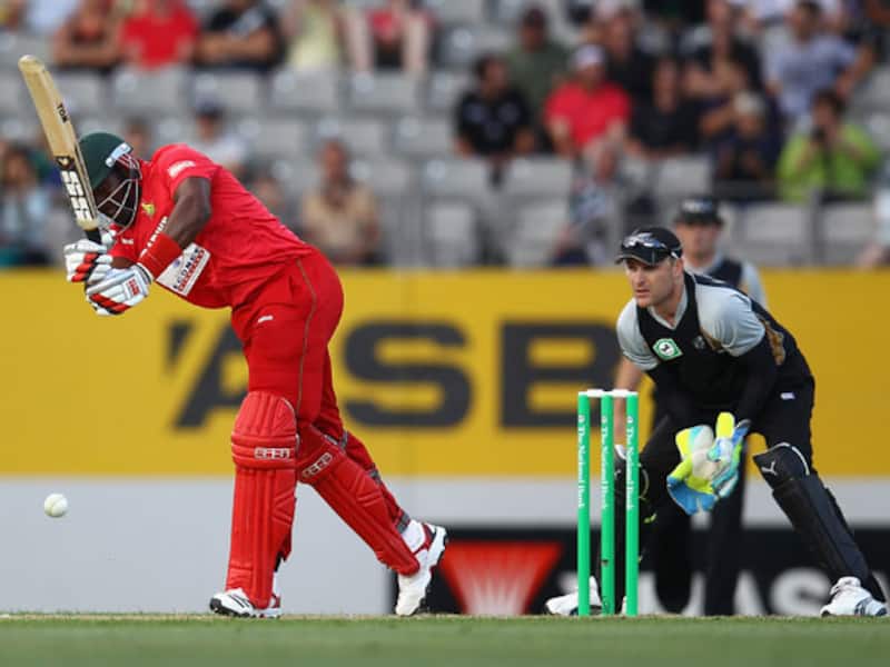 Masakadza and Chigumbura keep Zimbabwe's hopes alive in the 1st T20 at Auckland