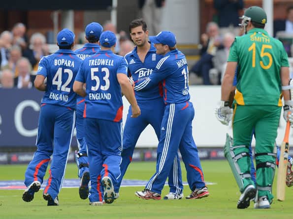 Tredwell, Bopara help England restrict South Africa to 220/8 in fourth ODI Tredwell, Bopara help England restrict South Africa to 220/8 in fourth ODI