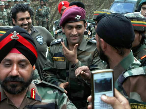 MS Dhoni ends Jammu & Kashmir visit; pays tribute to martyrs