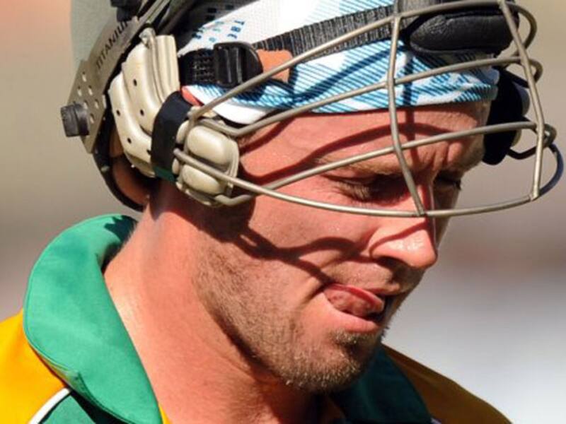In-form AB de Villiers in injury scare