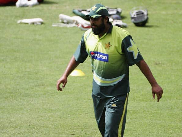 When Inzamam-ul-Haq almost smashed a provocative spectators head with a  bat - Cricket Country