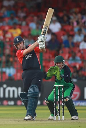 Bell, Trott lift England to consecutive 300s