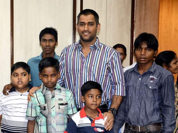 MS Dhoni visits Jharkhand CM Arjun Munda