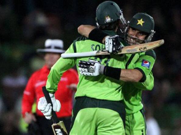 Misbah steers Pakistan to two-wicket win in Napier
