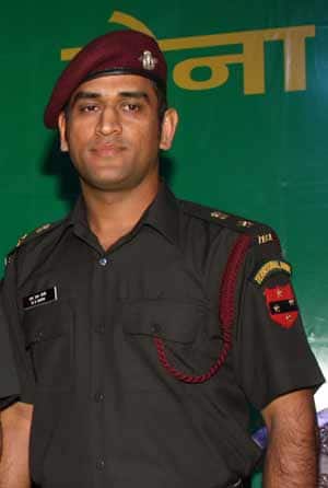 Mahendra Singh Dhoni interacts with soldiers at LoC