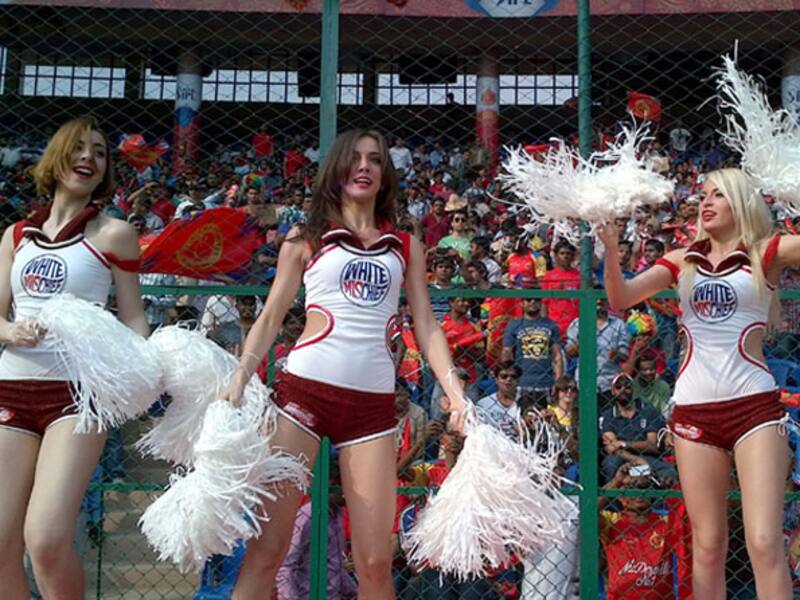 IPL 2012: Cheerleaders bowled over by Indian culture