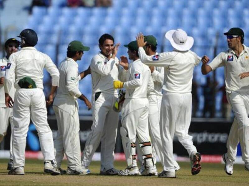 Pakistan make early inroads against Bangladesh