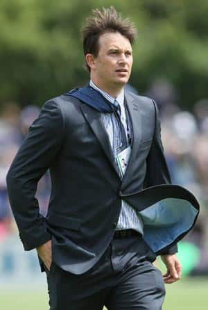 Shane Bond to replace Damien Wright as New Zealand bowling coach Shane Bond to replace Damien Wright as New Zealand bowling coach