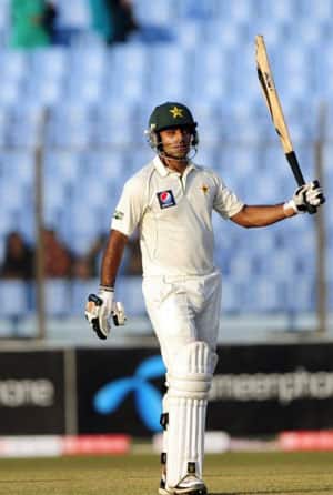 Hafeez scores century as Pakistan extend lead on day two