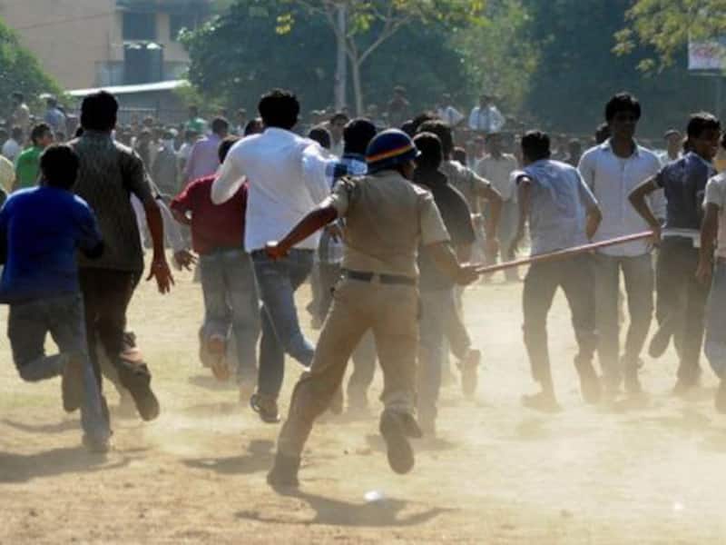 Dhoni sympathises with baton-charged fans