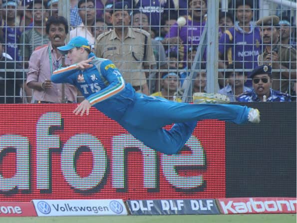 IPL 2012: Steven Smith's warrior-like fielding attempt stuns Eden Gardens IPL 2012: Steven Smith's warrior-like fielding attempt stuns Eden Gardens