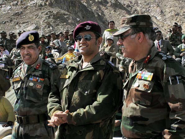 MS Dhoni visits Leh, interacts with army personnel and attends ...