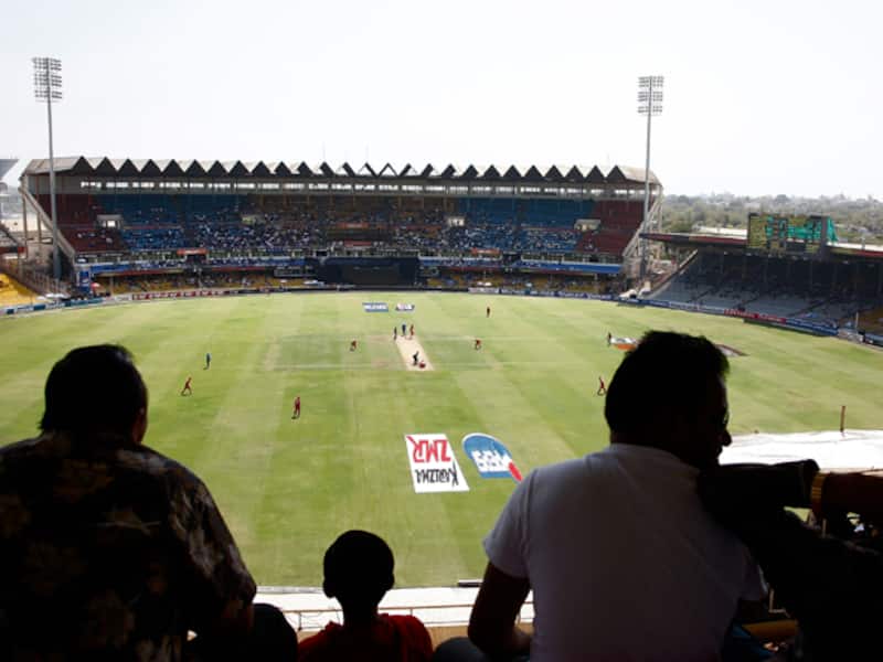 Irani Trophy 2012: Murali Vijay's unbeaten ton puts Rest of India in driver's seat