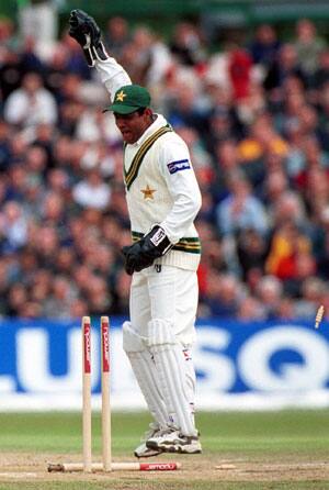 Helmets shouldn't be made compulsory: Rashid Latif Helmets shouldn't be made compulsory: Rashid Latif