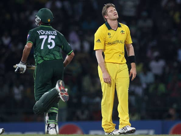 Pakistan halt Australias unbeaten run; Top group