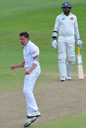 Dale Steyn rocks Sri Lankan batting on day three