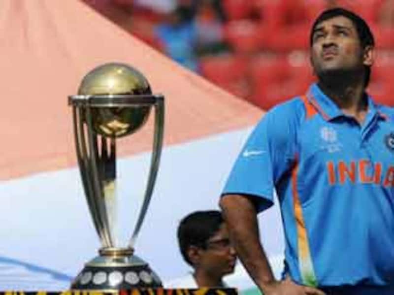 MS Dhoni unhappy with Ian Bell's not-out decision