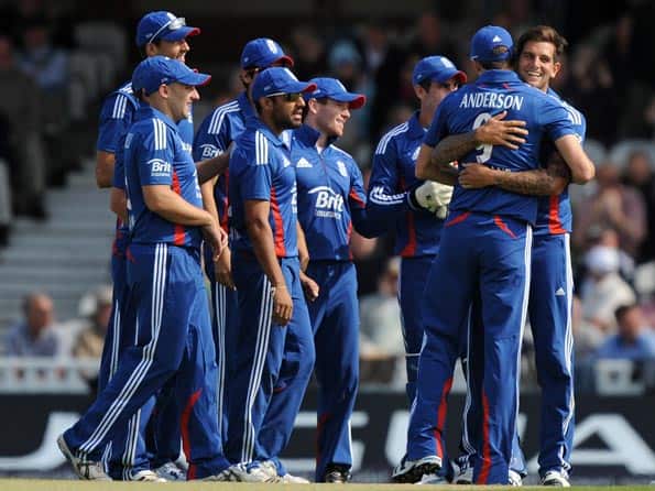 James Anderson, Jade Dernbach keep South Africa to 211 in third ODI