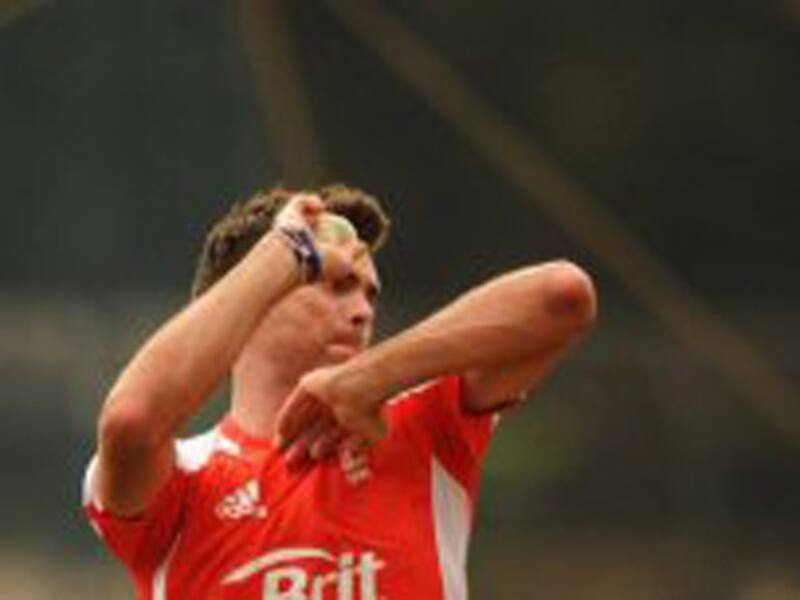 Strauss defends struggling James Anderson