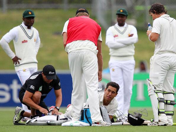Rain halts New Zealand's charge on second day 