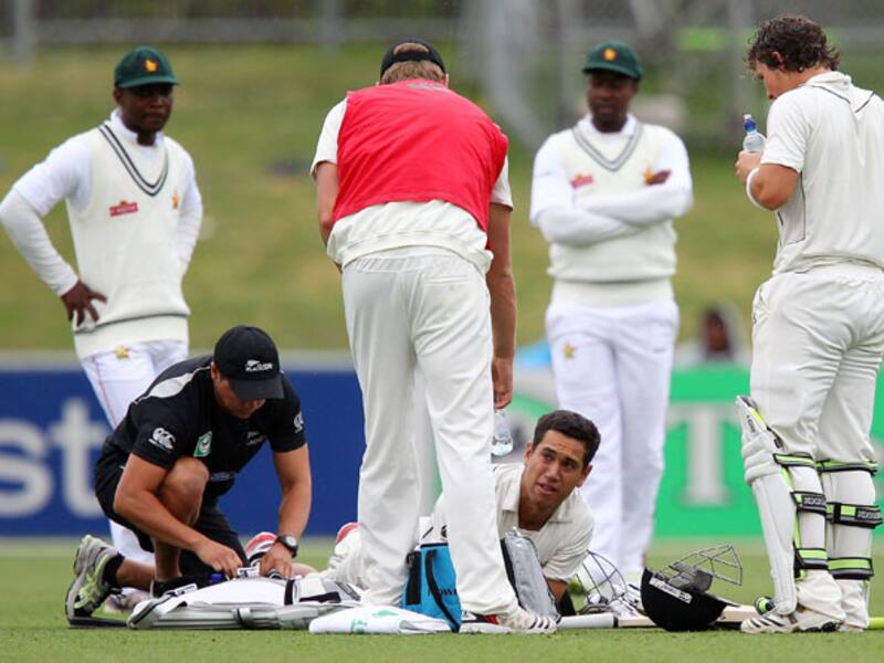 Rain halts New Zealand's charge on second day 