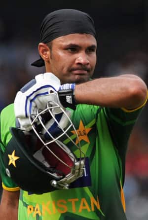 Imran Farhat, Umar Akmal post half centuries to guide Pakistan to respectable total Imran Farhat, Umar Akmal post half centuries to guide Pakistan to respectable total