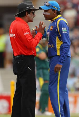 Mahela Jayawardene fined for showing dissent Mahela Jayawardene fined for showing dissent