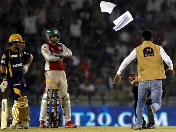 IPL 2012: Adam Gilchrist doesn't want a repeat of pitch invasion by fans IPL 2012: Adam Gilchrist doesn't want a repeat of pitch invasion by fans