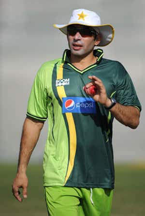 Former Pakistan cricketers back Misbah despite 4-0 rout Former Pakistan cricketers back Misbah despite 4-0 rout