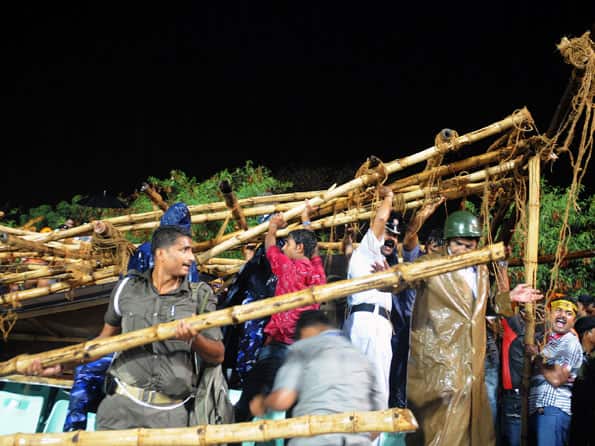 Eden Gardens roof collapse injures four Eden Gardens roof collapse injures four