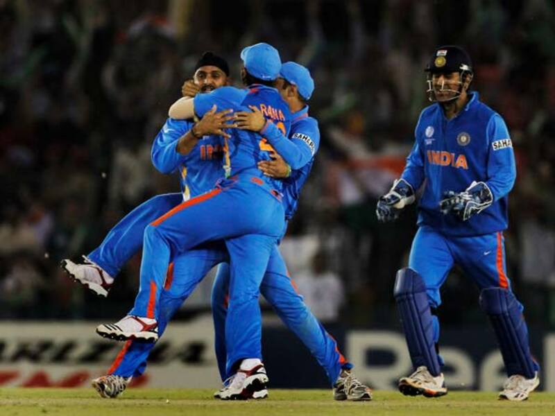 India romp into World Cup final