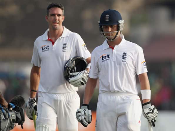 England lose two in massive run-chase as Rangana Herath strikes again