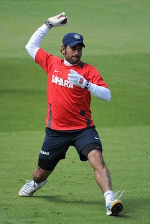 Dhoni's hands are sore, opines Nixon