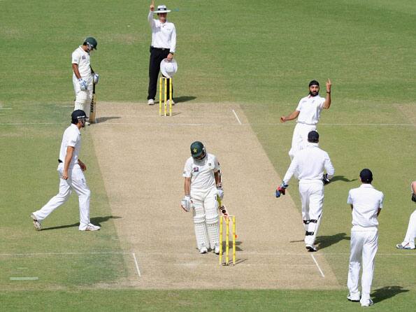 Pakistan lose openers after England take lead on day two Pakistan lose openers after England take lead on day two
