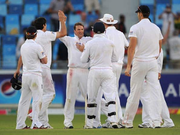 England strike twice before lunch against Pakistan 