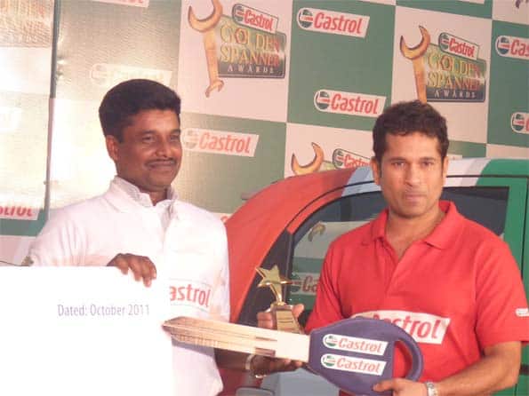 Sachin Tendulkar takes part in Castrol's search for India's best car mechanic Sachin Tendulkar takes part in Castrol's search for India's best car mechanic