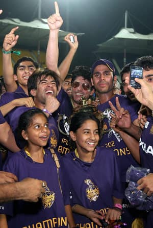 IPL champions Kolkata begin victory parade as fans turn up to greet heroes IPL champions Kolkata begin victory parade as fans turn up to greet heroes