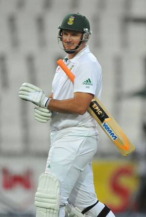 South Africa lose Graeme Smith early in run chase