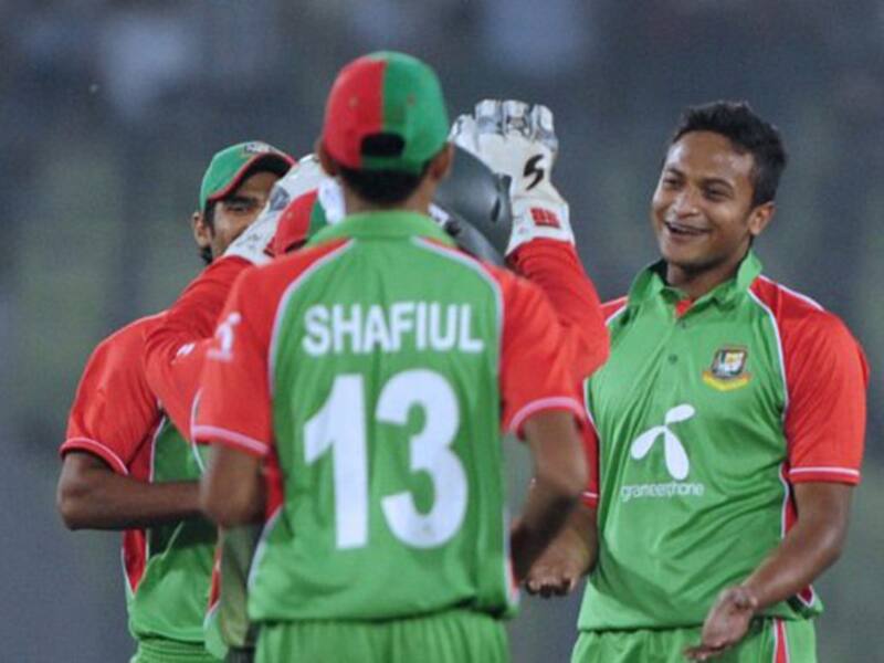 Pakistan limp to 135 for seven against Bangladesh 