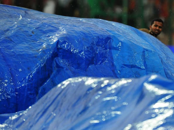 Rain delays toss of the IPL 2012 match of RCB-MI at Bengaluru Rain delays toss of the IPL 2012 match of RCB-MI at Bengaluru