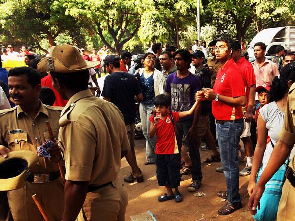 IPL 2012: RCB-DD match gets underway in Bangalore under tight vigil IPL 2012: RCB-DD match gets underway in Bangalore under tight vigil
