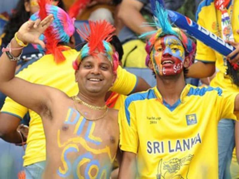 Sri Lanka fans ignore bureaucrats to salute Murali